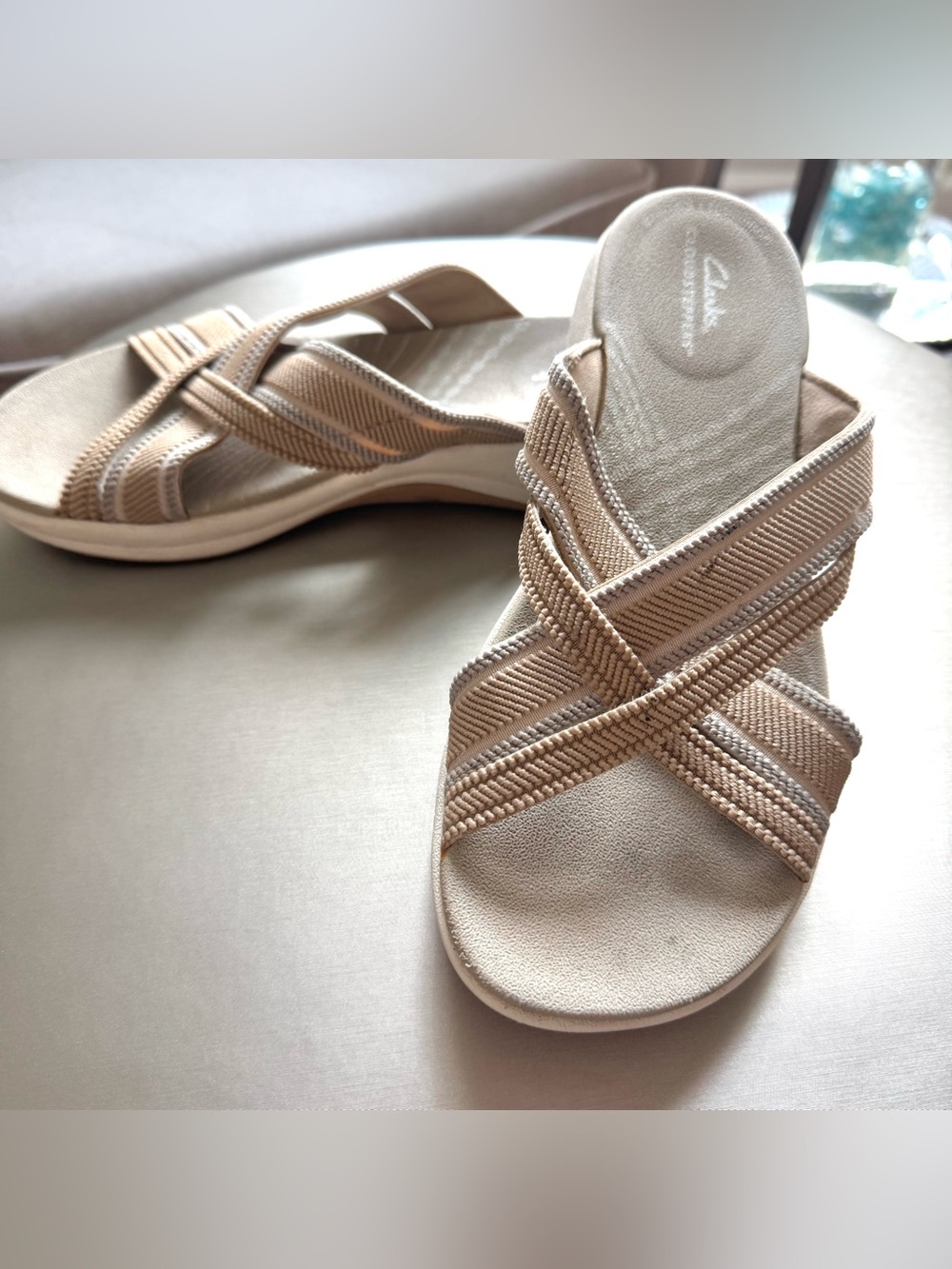 Clarks Women's Taupe Crisscross Slide Sandals Sz 6.5 - Picture 3 of 4